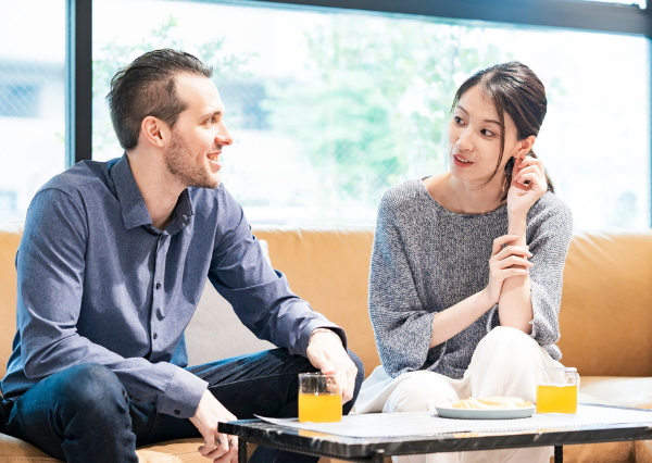 話し合うカップル