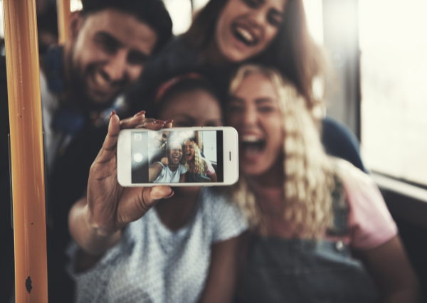 セルカを楽しむ人たち