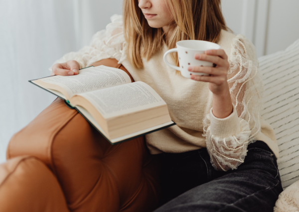 読書をする女性