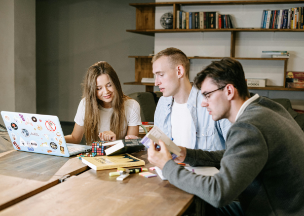 仕事を進める人たち
