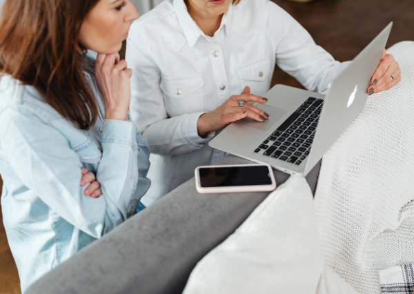 話し合う人たち