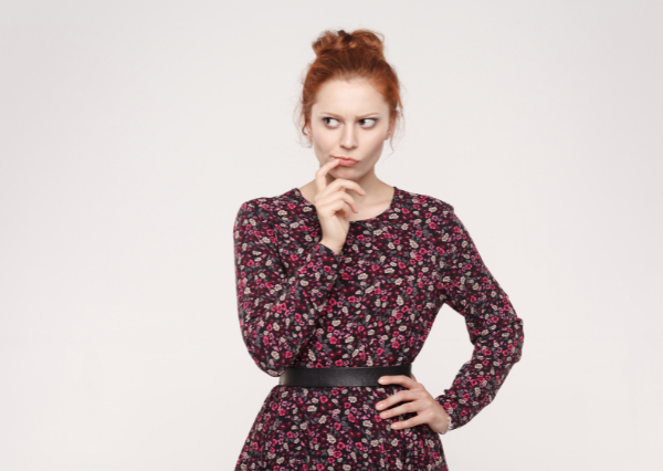 疑問に思う女性