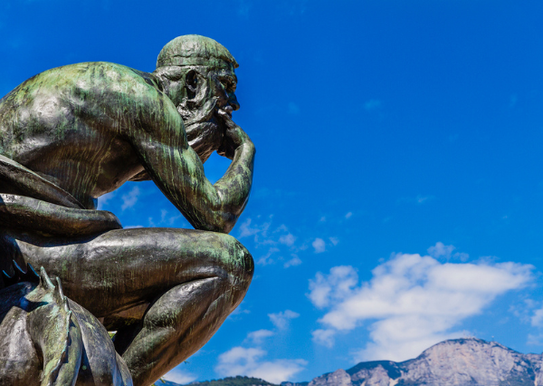 考え込む人のイメージ