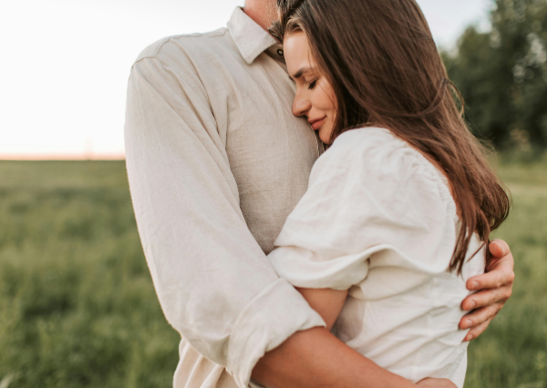 ハグするカップル