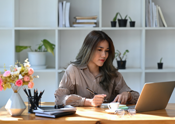 ひとりで仕事をする女性