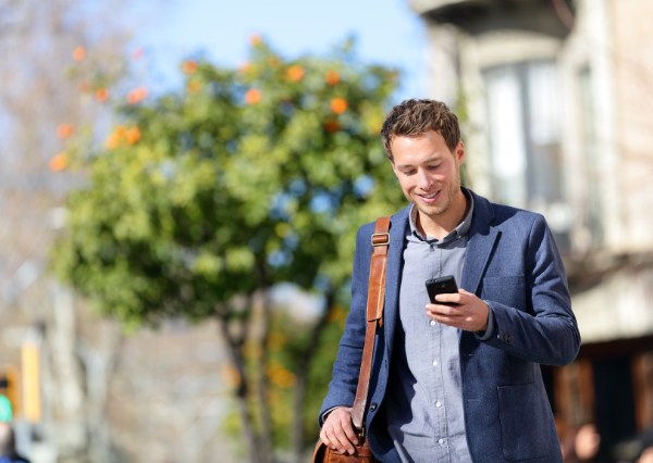 メッセージをする男性