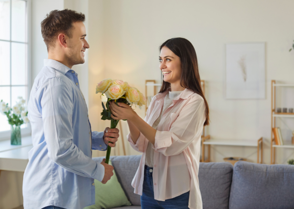 プレゼントを贈るカップル