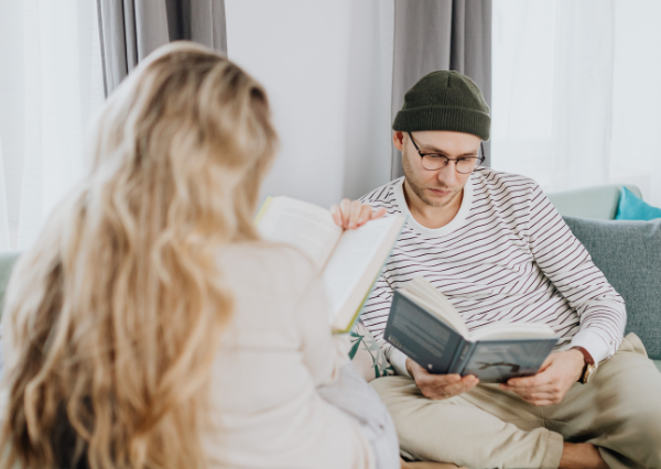 リラックスしているカップル