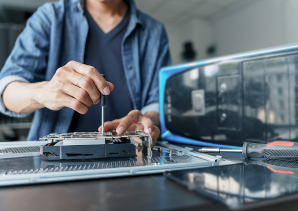 手を動かして機械の内部を探ろうとする人