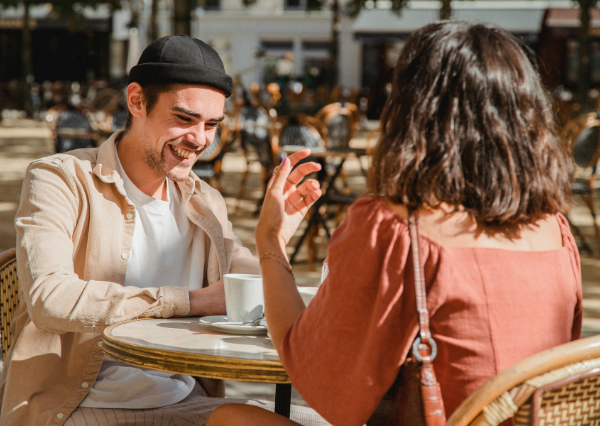 穏やかに食事をする男女