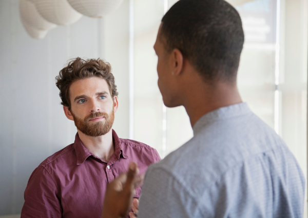 真剣な顔で話し合いをする人たち