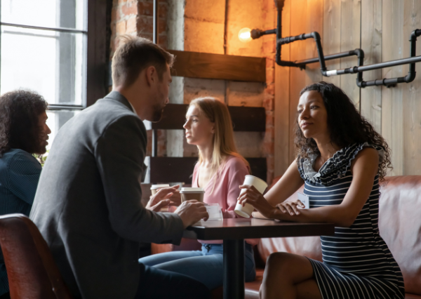 カフェでじっくり話しながらデートをする人たち
