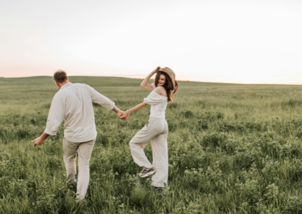 高原を走る男女