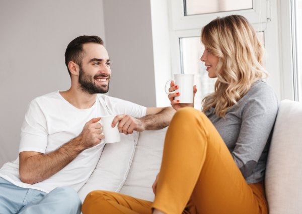 談笑するカップル