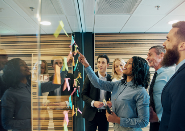 アイデアを出しながら仕事を進める人