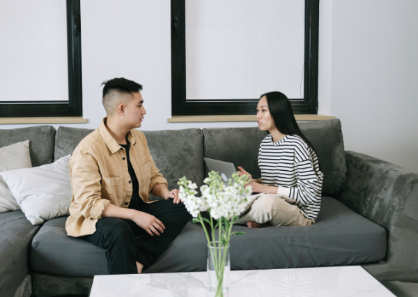 穏やかに話し合うカップル