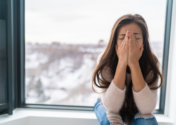 落ち込んでいる女性