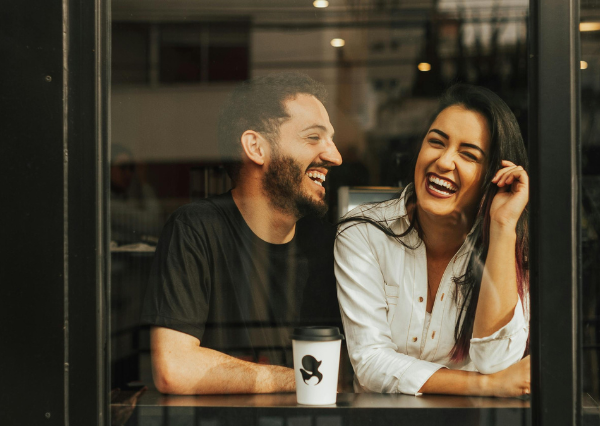 楽しく会話をする2人
