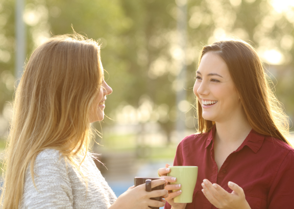 穏やかに会話を楽しむ人たち