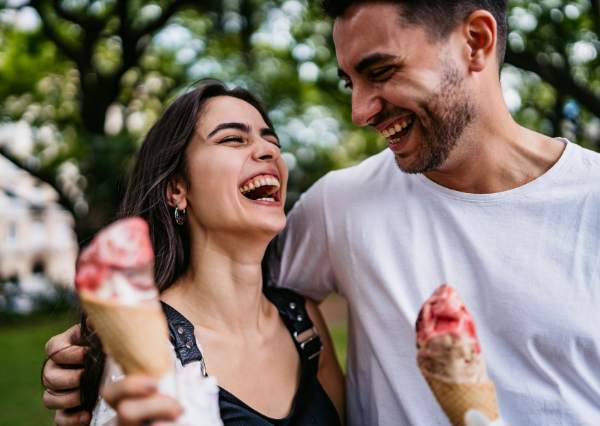 楽しい時間を過ごすカップル