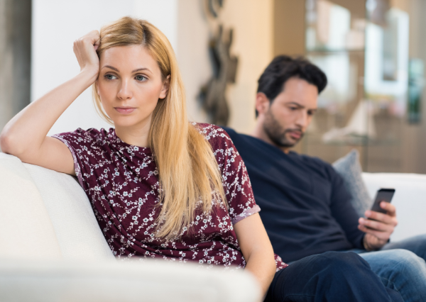気まずい空気のカップル