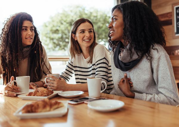 談笑する人たち