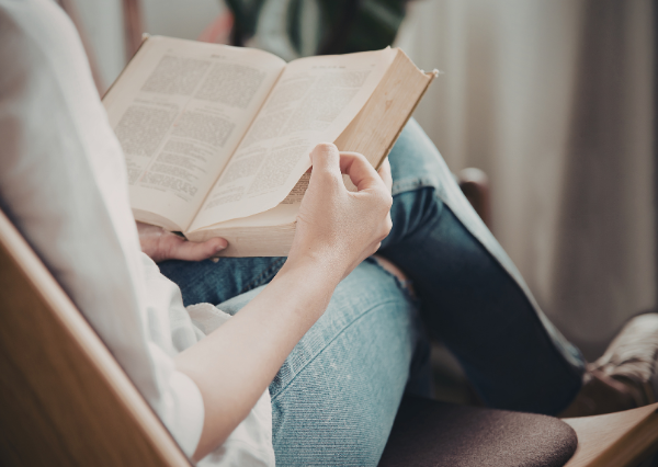 1人で読書をする人