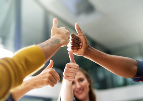 チームを激励する人