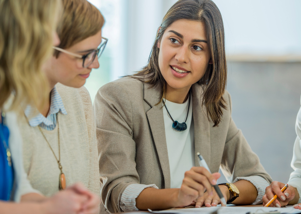 丁寧に説明をする人