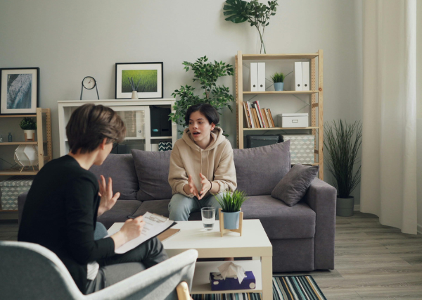 ゆったりと会話を楽しむ人たち