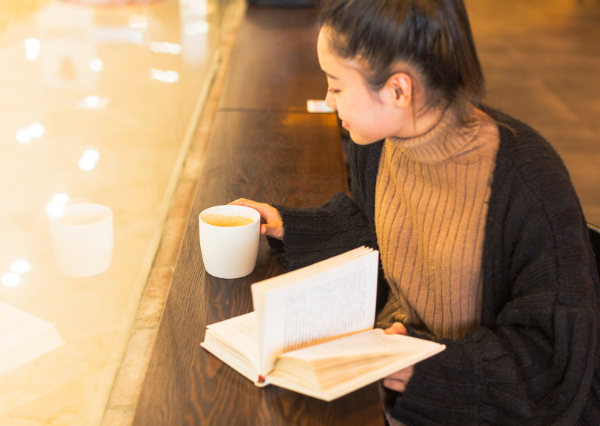 1人でゆっくりコーヒーを飲む人