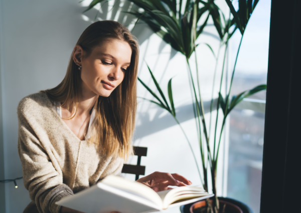 静かに思考にふける女性