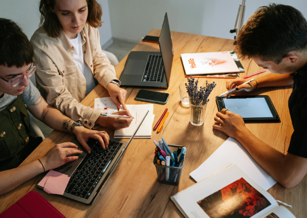 ひたすら仕事をする人たち