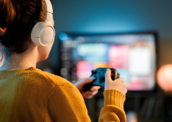 テレビゲームを楽しむ人