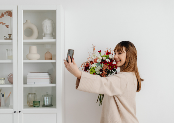 セルカを楽しむ女性