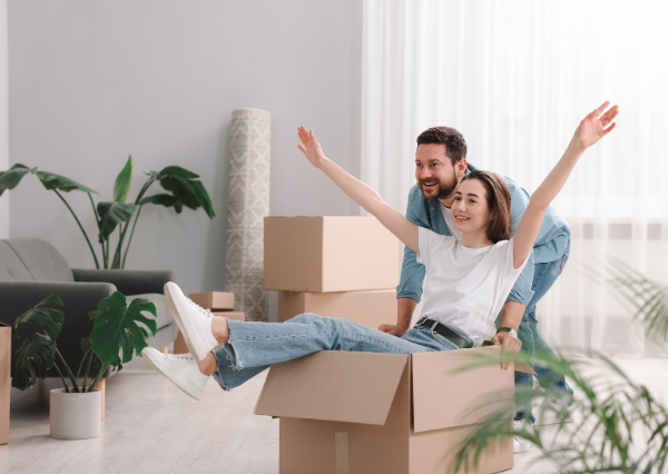 無邪気に楽しんでいるカップル