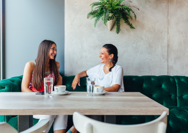 静かに談笑する人たち