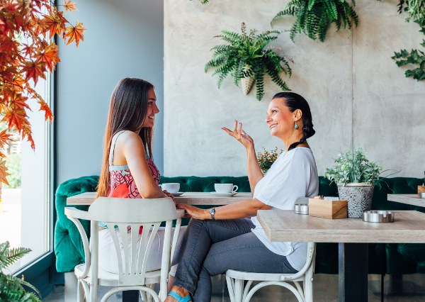 楽しそうに会話する人たち