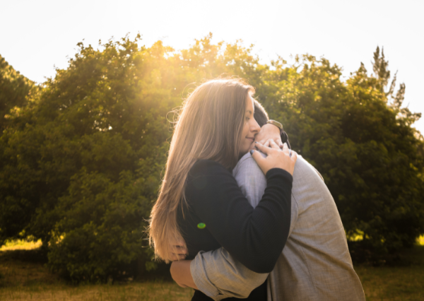 ハグをするカップル