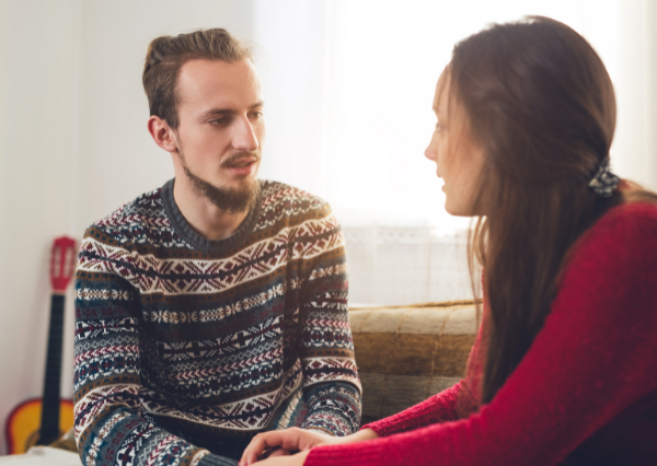 話し合うカップル