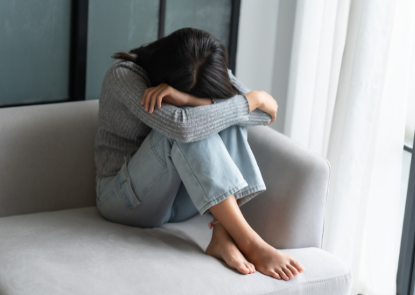 落ち込んでいる女性