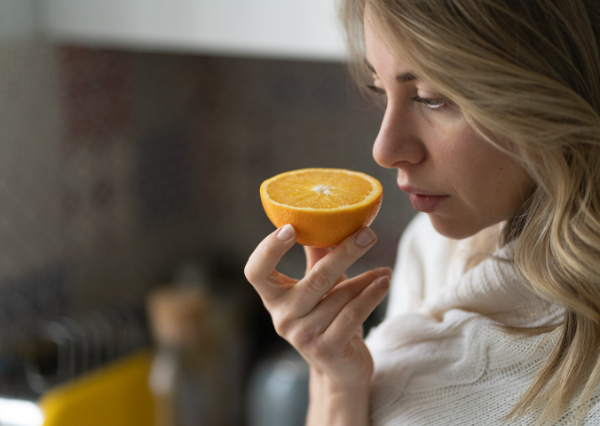 匂いを嗅いで確かめようとしている人