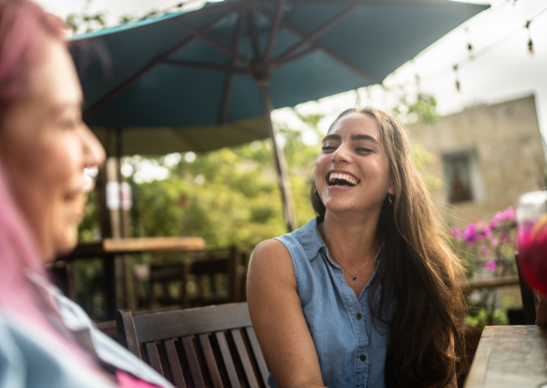楽しく会話をする人たち