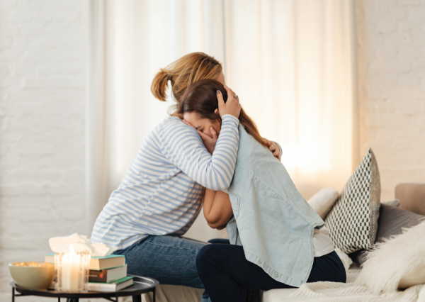 泣く人と励ます人