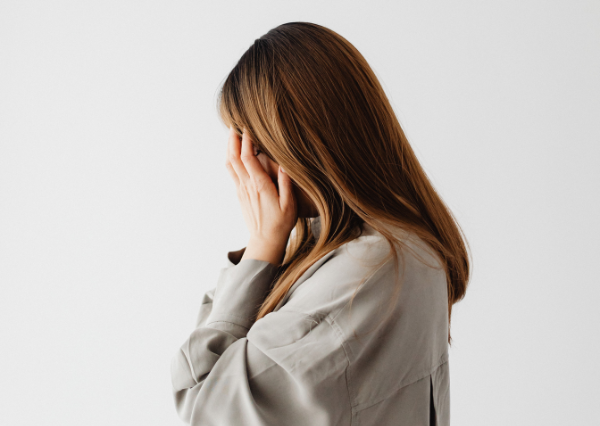 恥ずかしがる人