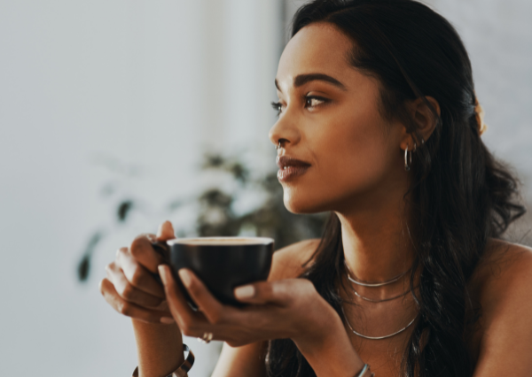 無表情で話を聞く人