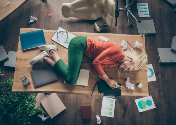 散らかった部屋とその主