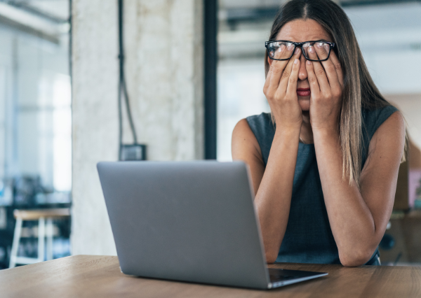 ため息をつく人