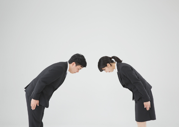 礼儀正しくお辞儀をする人